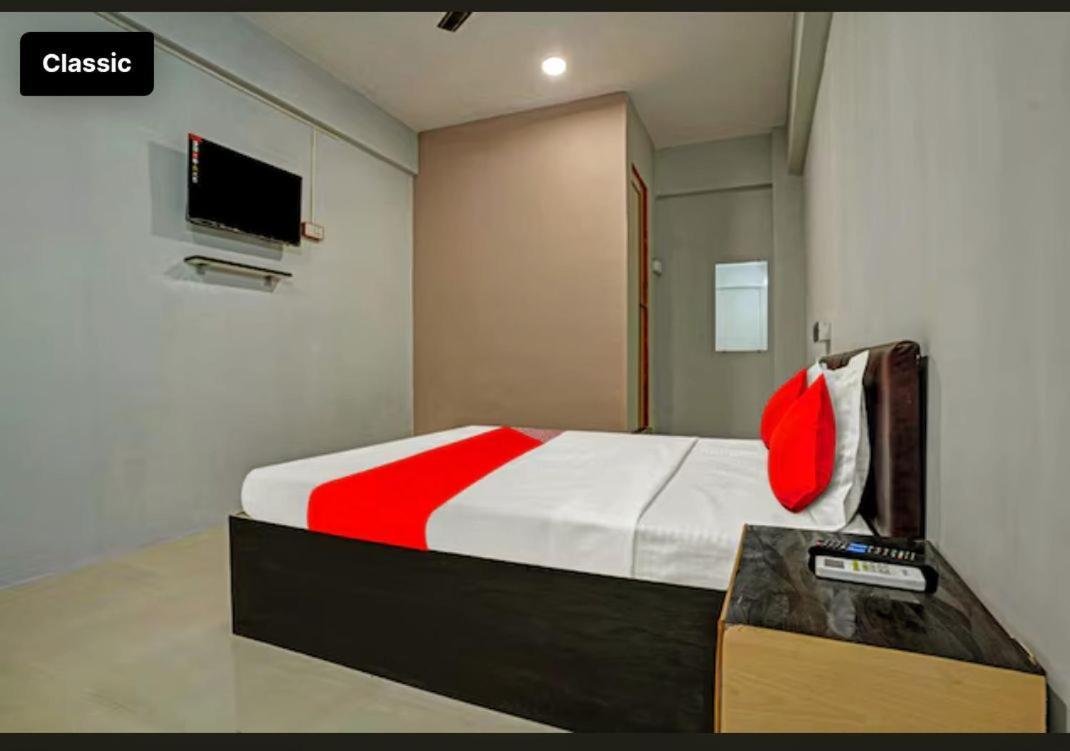 Hotel Welcome, Vip Road Vesu Surat Bagian luar foto